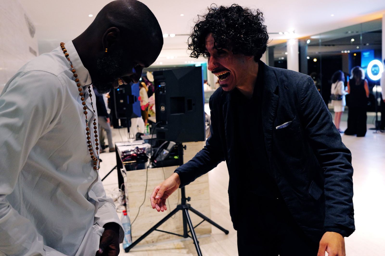 Mehdi éclate de rire face à un invité