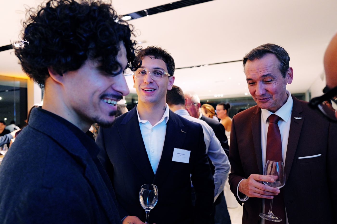 Mehdi avec la direction d'Aston Martin pendant la soirée