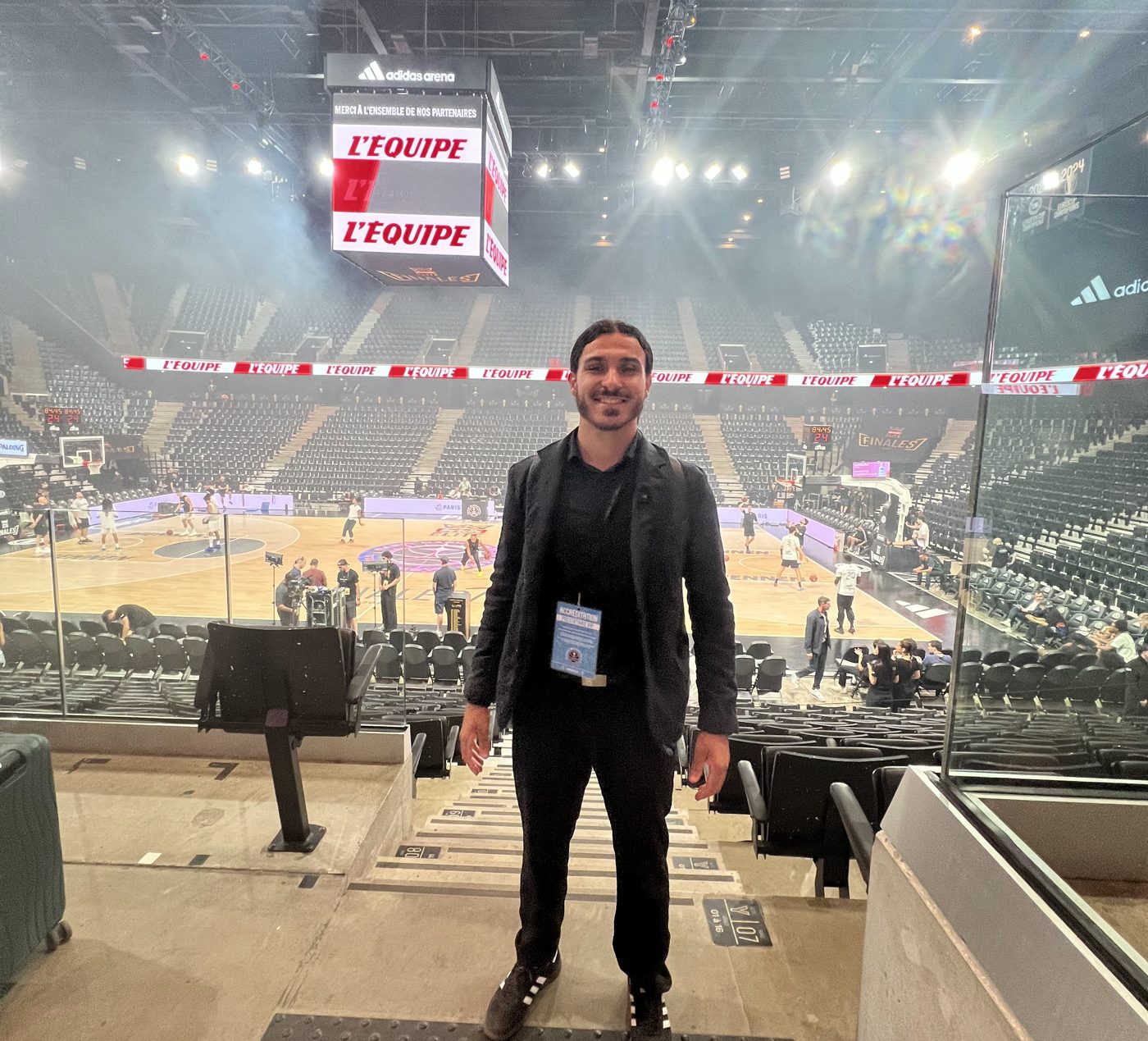 Mehdi accrédité dans les tribunes de l'Adidas Arena avant les Finales Betclic Élite 2026