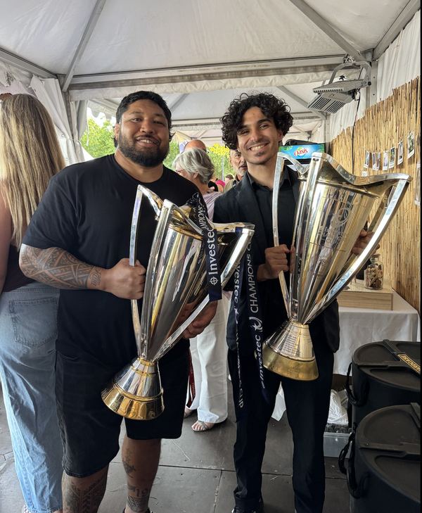 Mehdi avec Ben Tameifuna et deux trophées