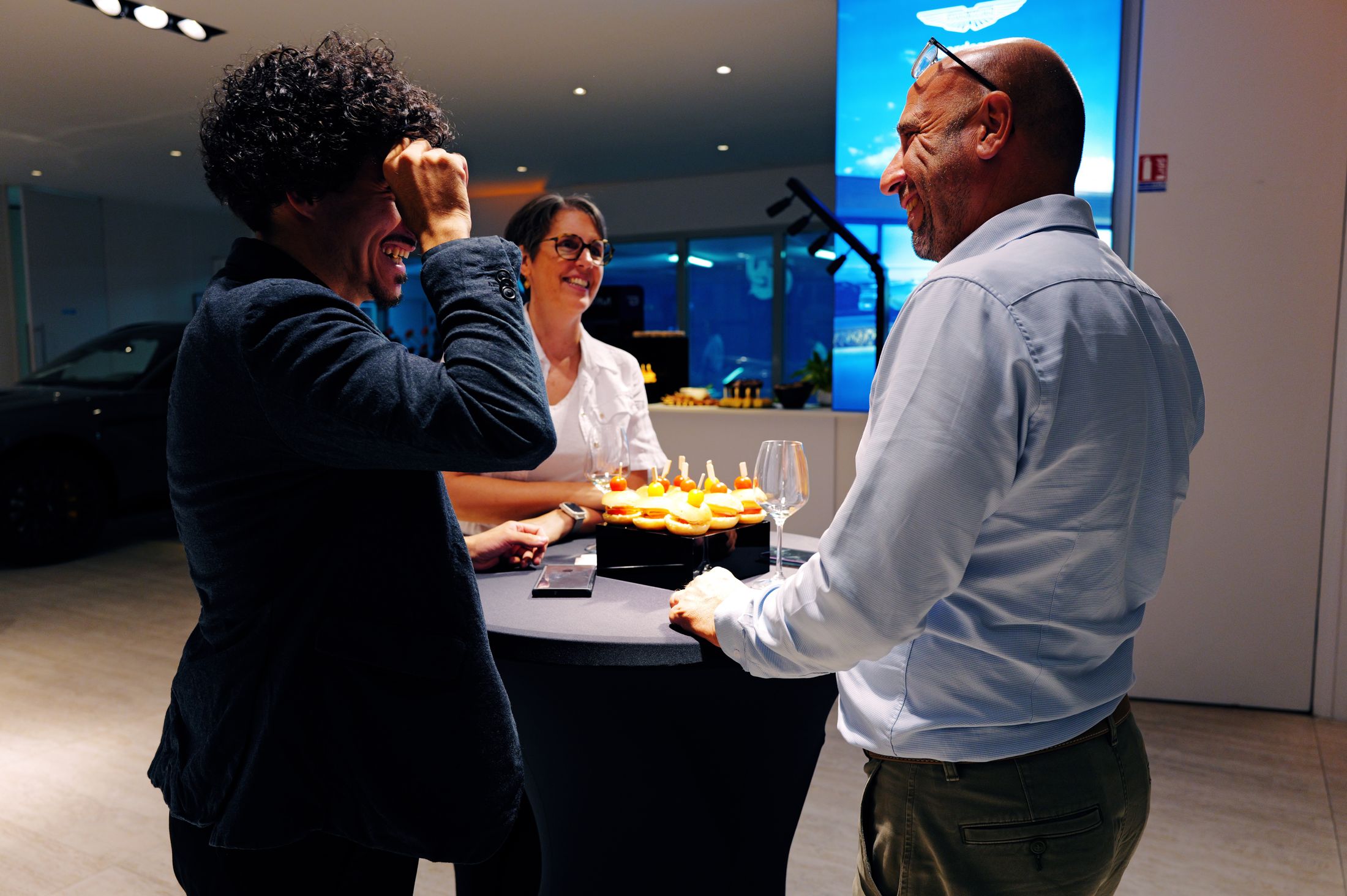 Mehdi Hideche en plein mentalisme face à deux invités, la main sur la tempe
